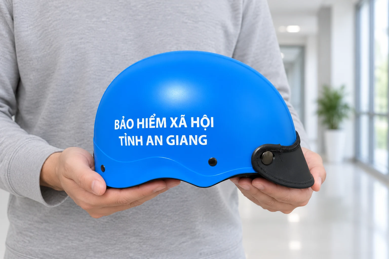 Người lớn cầm xem mặt ngoài mũ nửa đầu xanh dương và lưỡi đen
