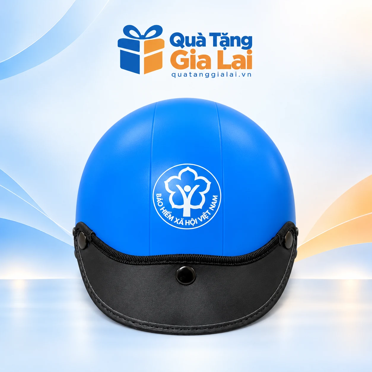 Mũ nửa đầu xanh dương không lỗ, lưỡi đen và biểu trưng trắng phía trước