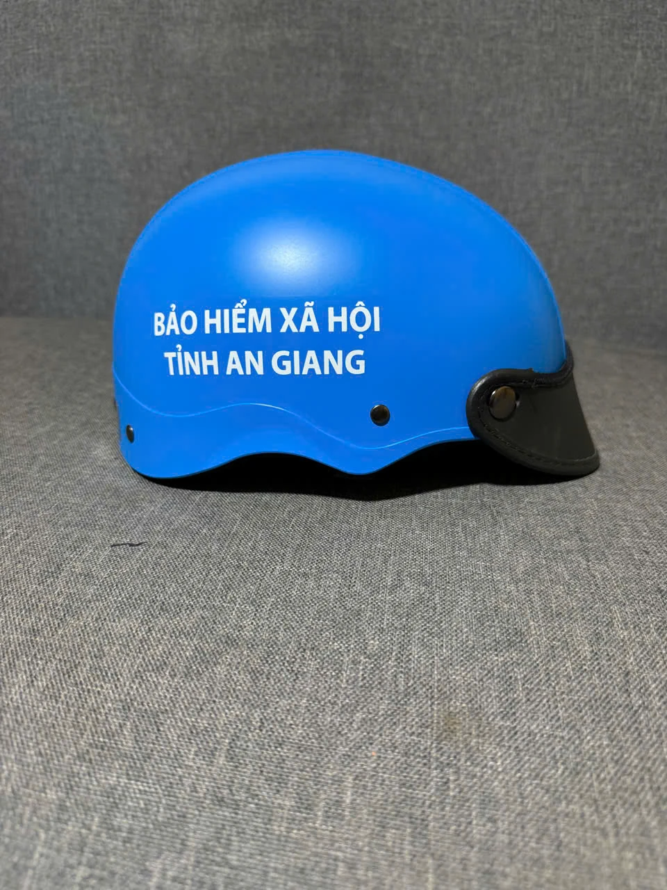 Ảnh thật góc bên hông mũ xanh dương không lỗ với lưỡi đen