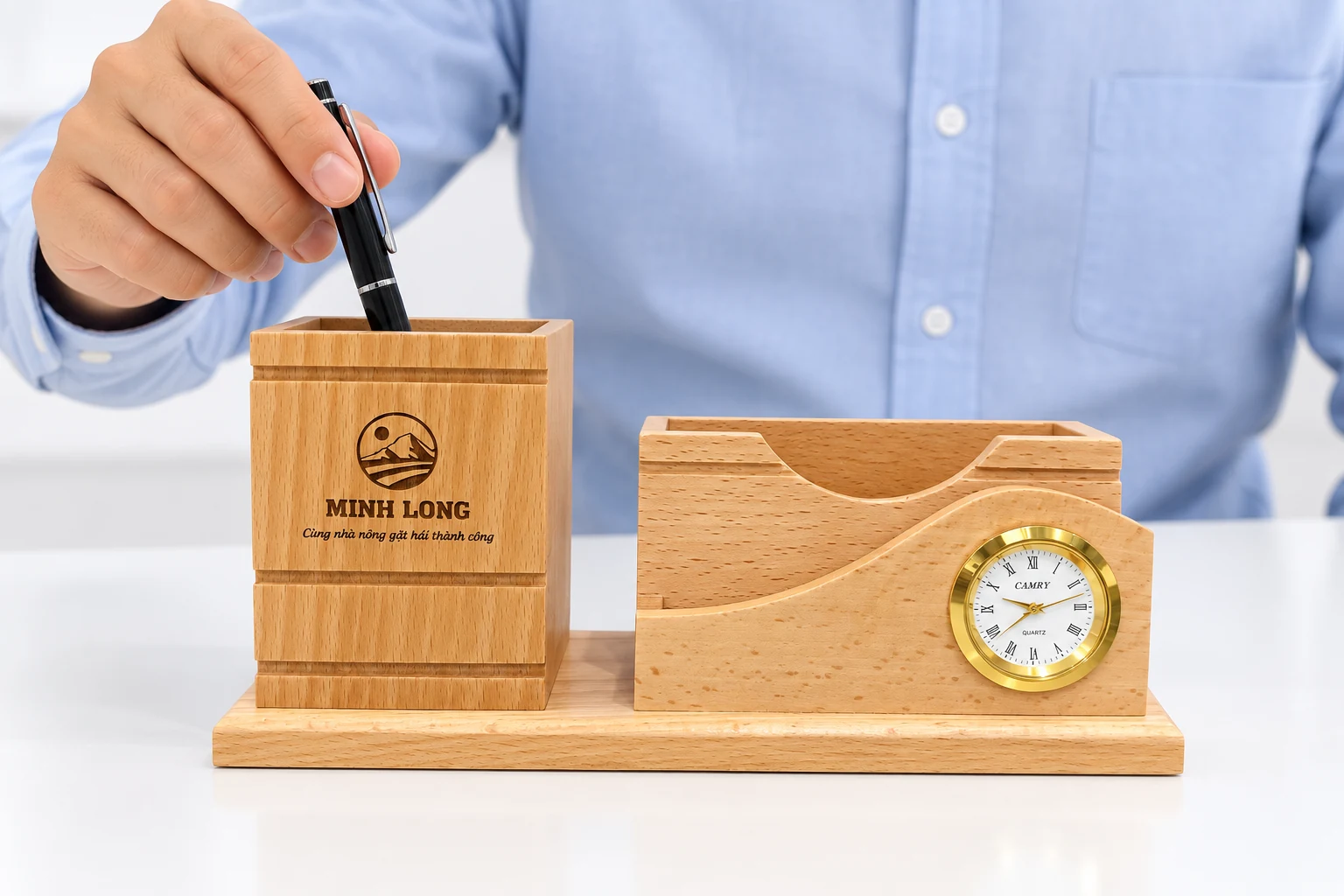 Cất một chiếc bút vào ống bút gỗ có đồng hồ để bàn