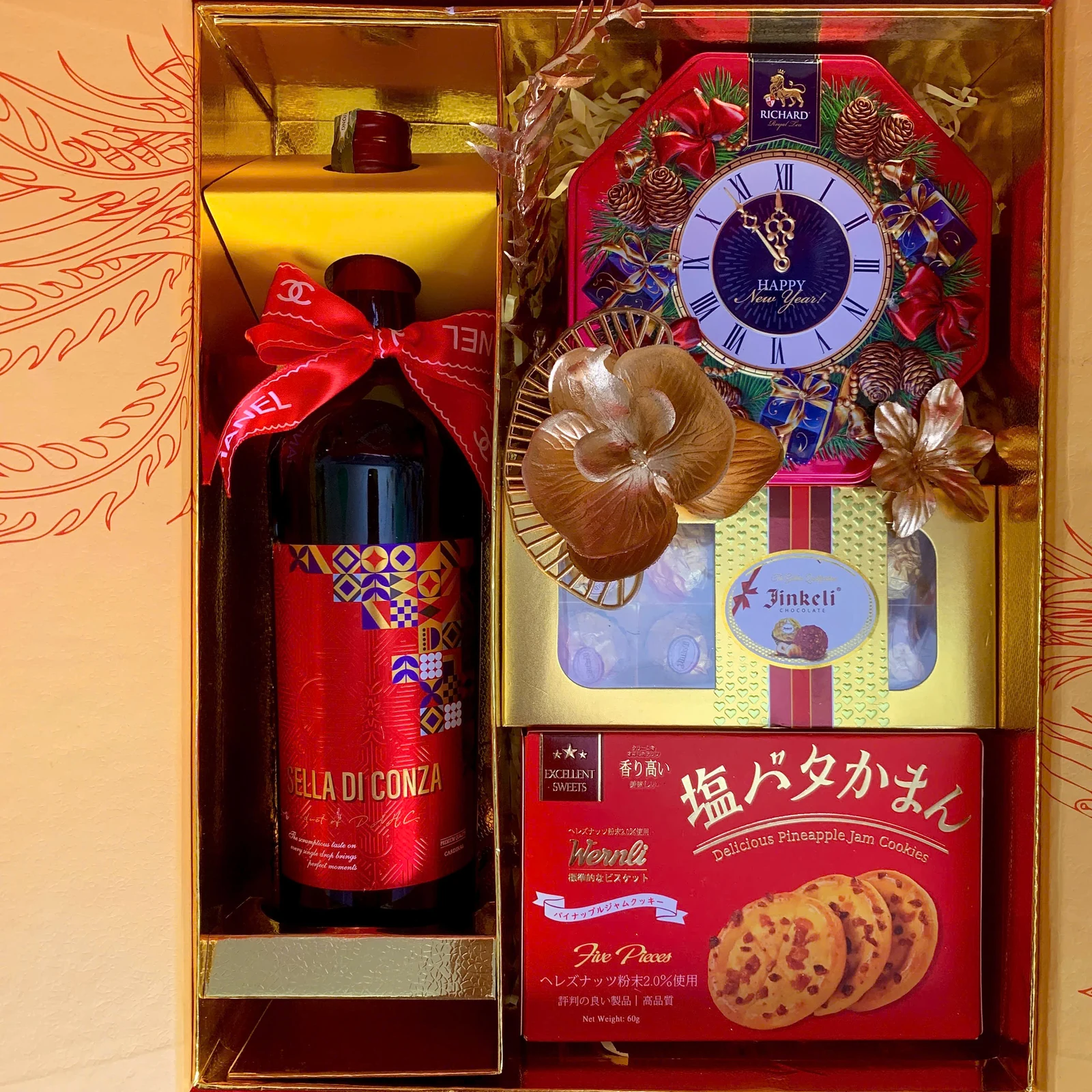 Ảnh chụp vang Sella Di Conza, trà Richard, socola Jinkeli và bánh Wernli trong hộp