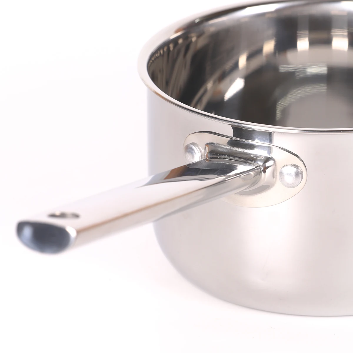 Ảnh chụp chỗ nối cán inox với hai đinh tán của Kalpen EM16