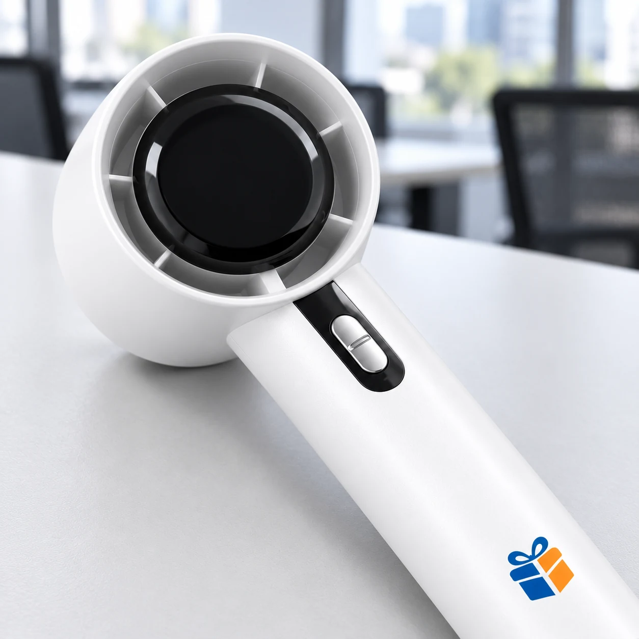 Quạt mini 03 màu trắng với biểu trưng xanh cam nhỏ trên thân cầm