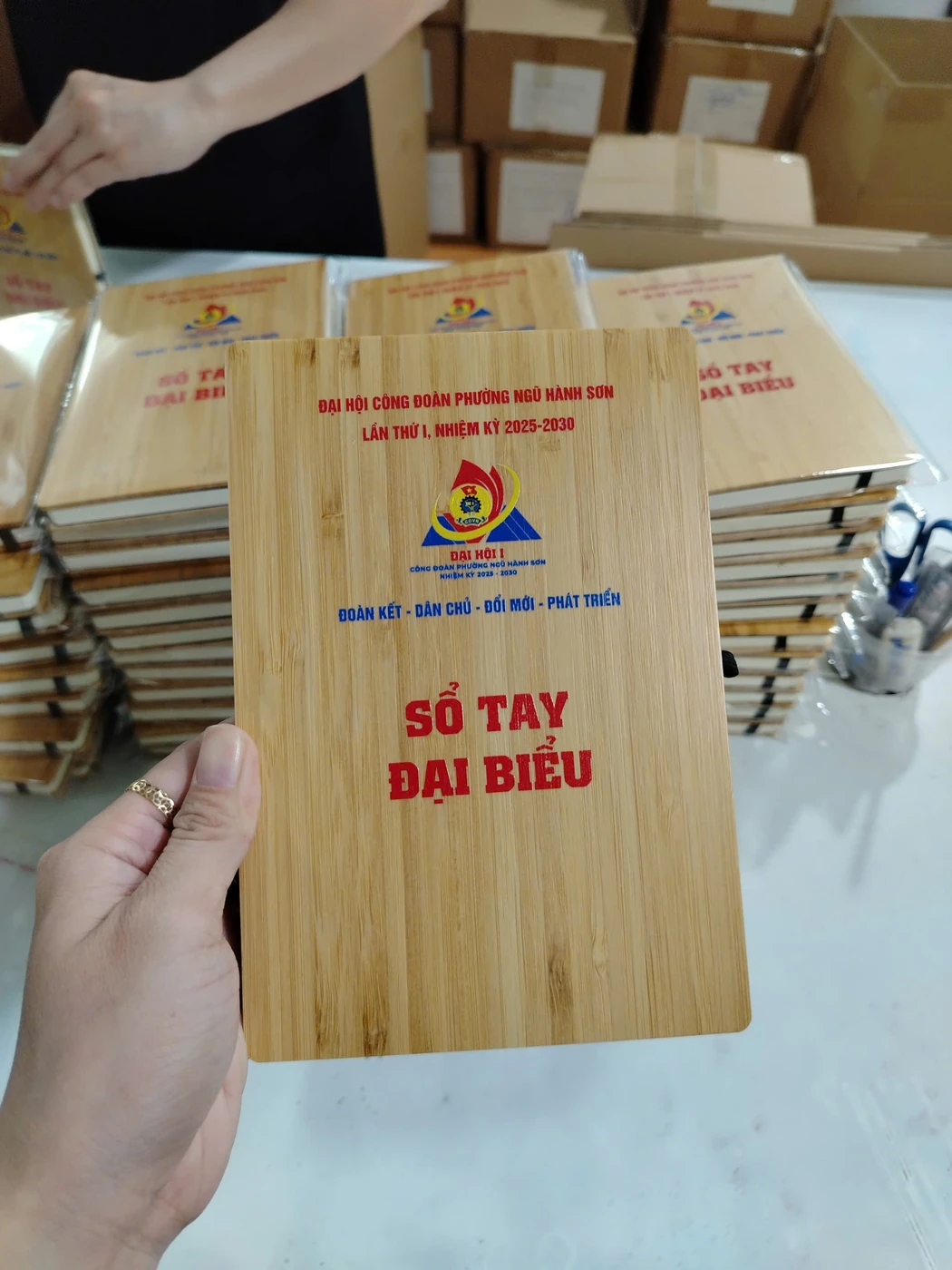 Ảnh thật sổ bìa tre đã in tên đại hội, nhiệm kỳ và dòng Sổ tay đại biểu