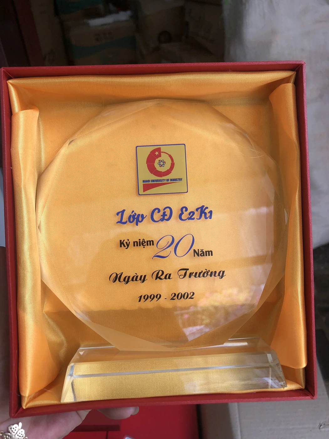 Ảnh thật kỷ niệm chương họp lớp có dòng 20 năm và niên khóa 1999–2002