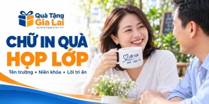 Banner chữ in quà họp lớp, người dự hội ngộ cầm cốc có tên lớp và niên khóa