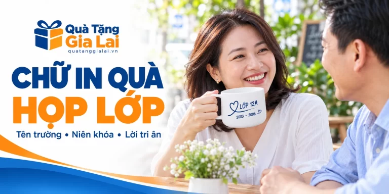 Banner chữ in quà họp lớp, người dự hội ngộ cầm cốc có tên lớp và niên khóa