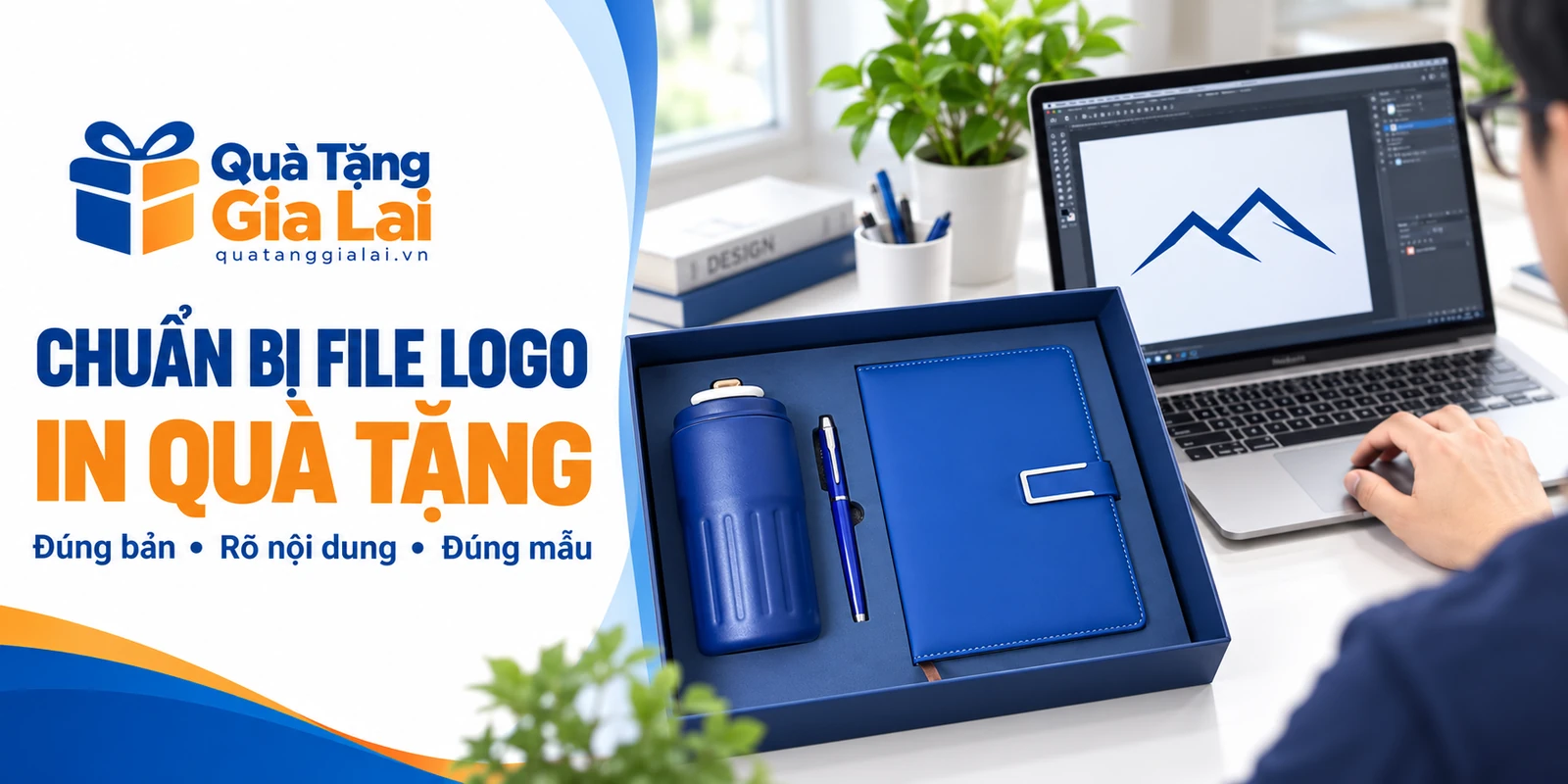 Banner chuẩn bị file logo in quà tặng, bộ quà xanh cạnh máy tính đang mở biểu tượng minh họa