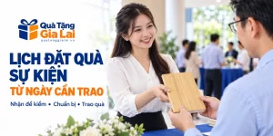 Banner lịch đặt quà sự kiện từ ngày cần trao, người tổ chức trao sổ bìa tre cho khách
