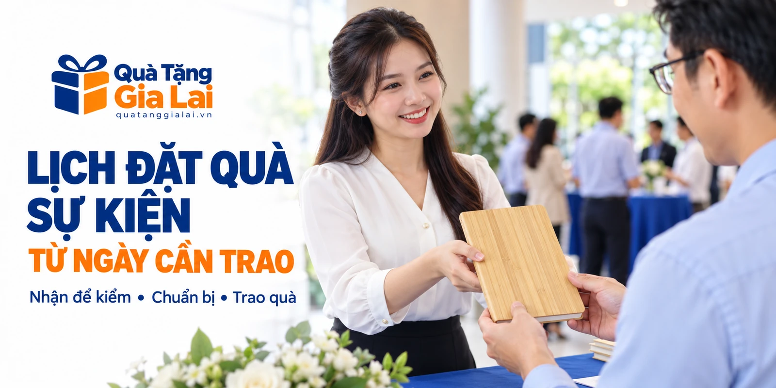 Banner lịch đặt quà sự kiện từ ngày cần trao, người tổ chức trao sổ bìa tre cho khách