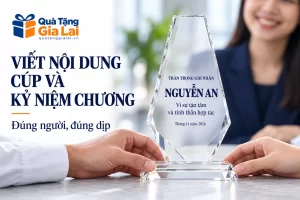 Banner viết nội dung cúp và kỷ niệm chương, cảnh trao mẫu ghi tên Nguyễn An