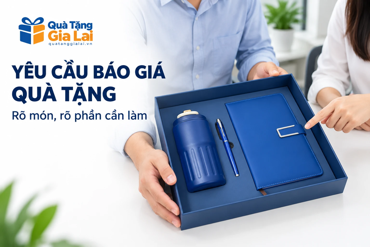 Banner yêu cầu báo giá quà tặng, hai người xem bộ sổ bình bút xanh