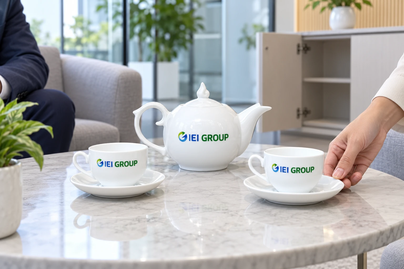 Ấm và hai chén của mẫu IEI Group tại bàn tiếp khách cạnh tủ cất