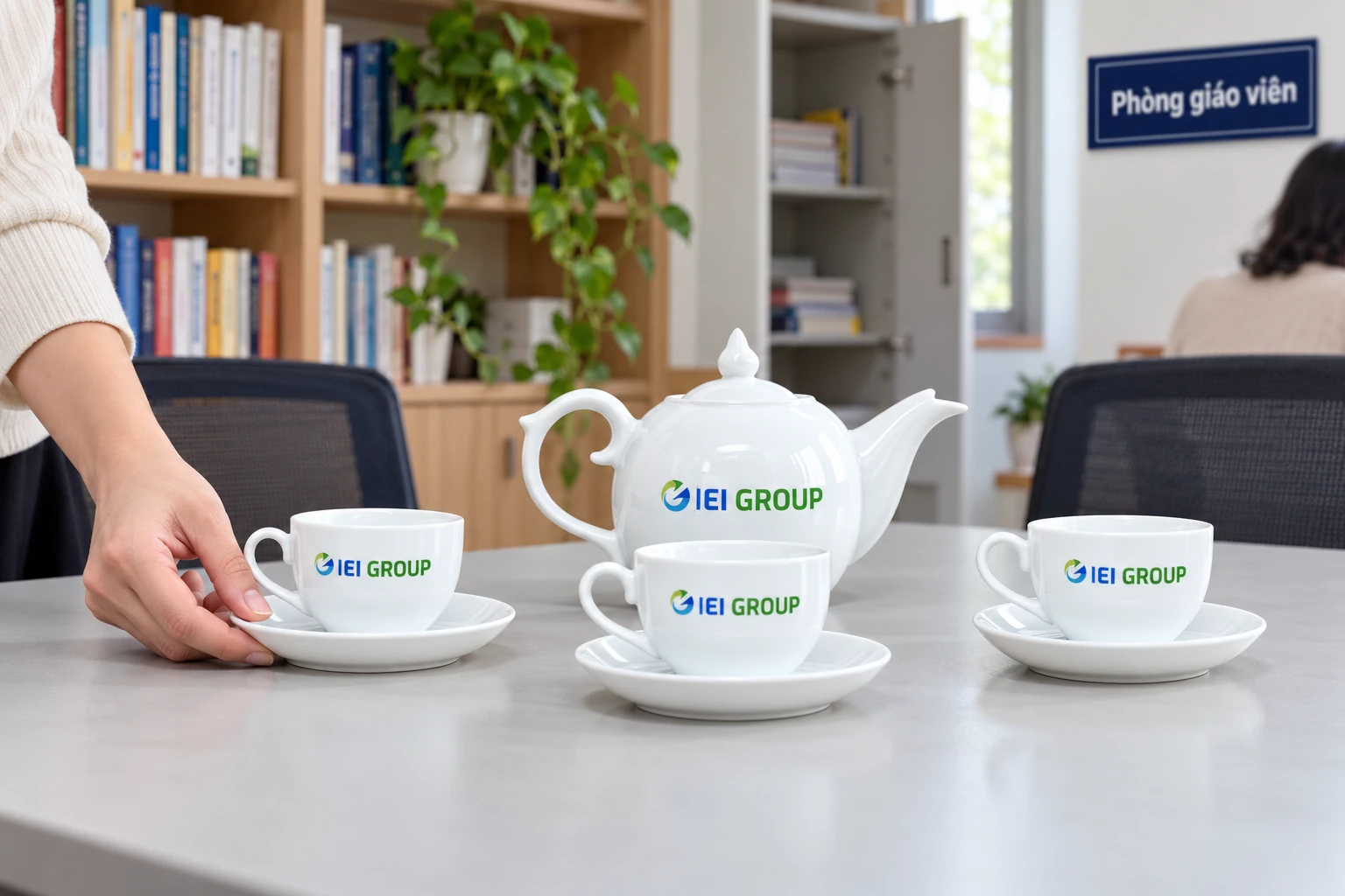 Một ấm và ba chén của mẫu IEI Group trong cảnh phòng giáo viên