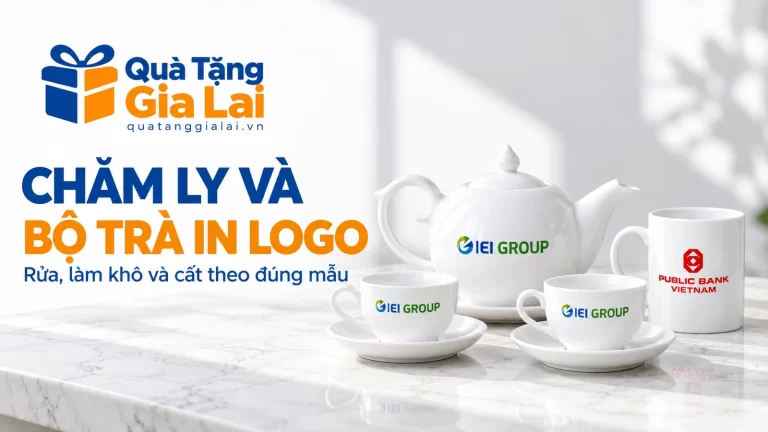 Ly có logo và một số món bộ trà được đặt cách nhau trên bàn sáng