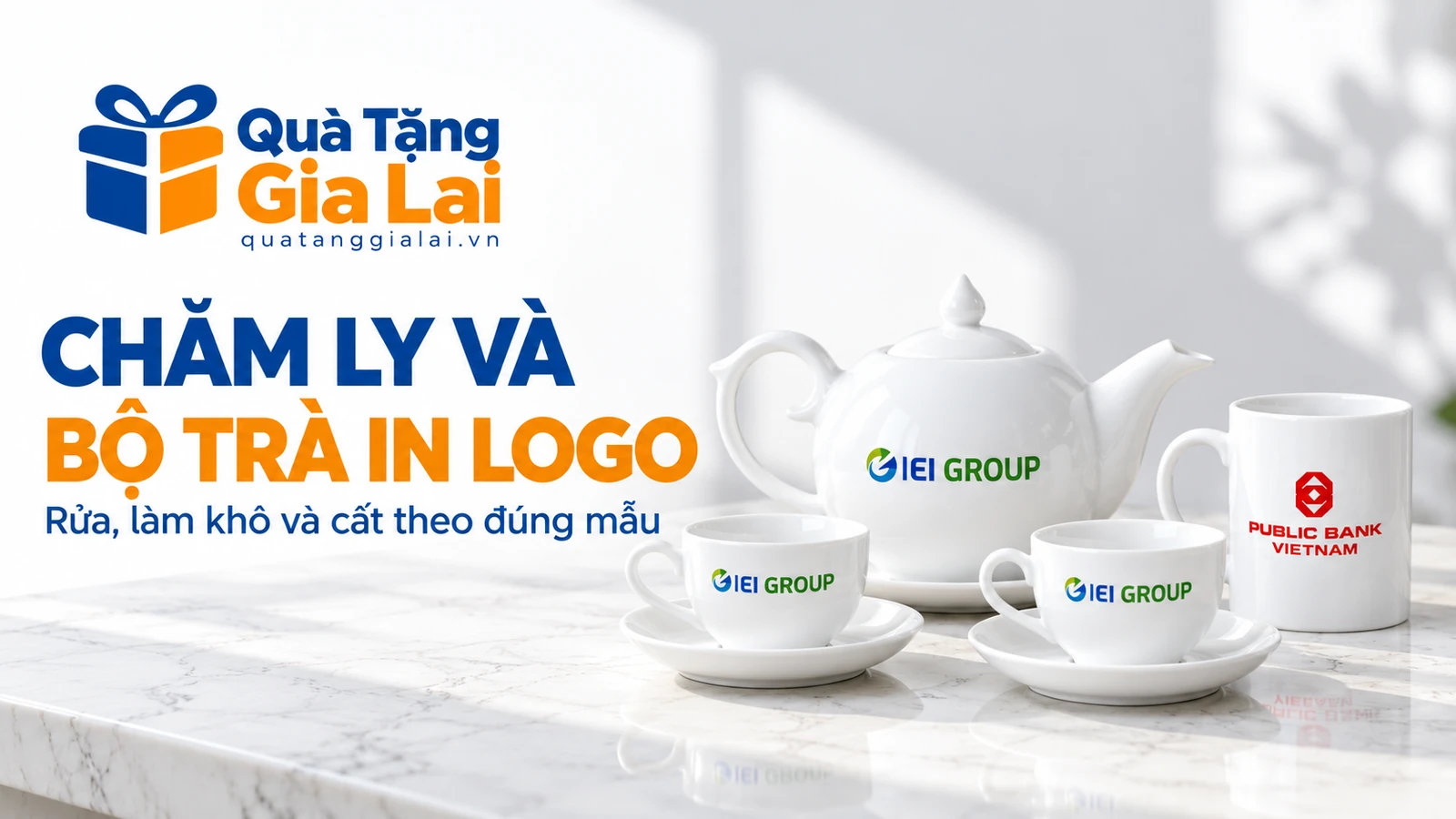 Ly có logo và một số món bộ trà được đặt cách nhau trên bàn sáng