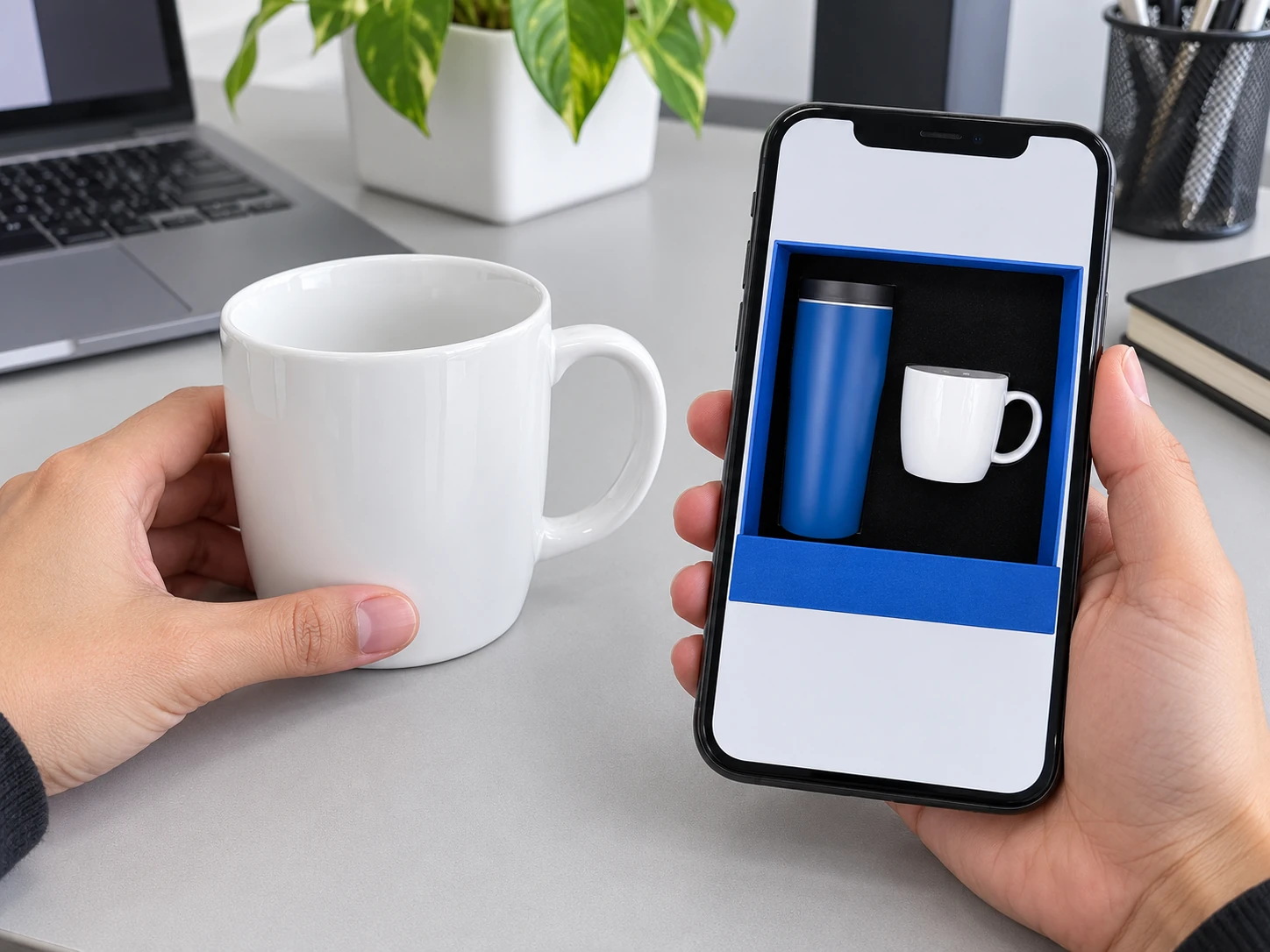 Tay giữ một cốc trắng, điện thoại hiển thị bộ bình và cốc đầy đủ