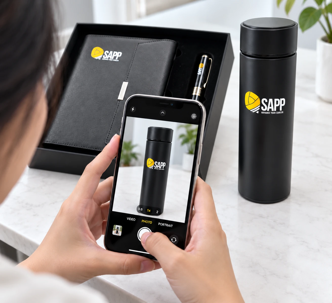 Cảnh minh họa chụp logo SAPP trên bình đen bằng điện thoại