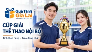 Hai người đại diện cùng đỡ một cúp có nắp trên sân bóng chuyền