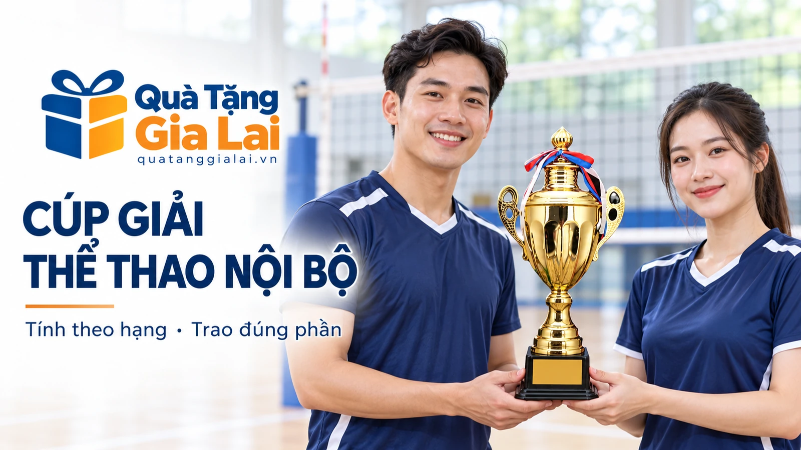 Hai người đại diện cùng đỡ một cúp có nắp trên sân bóng chuyền
