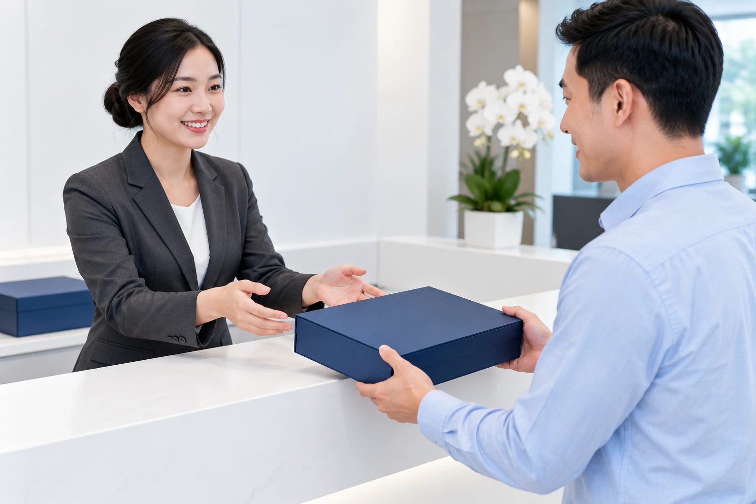 Khách đỡ hộp quà bằng hai tay, người trao đã buông tay