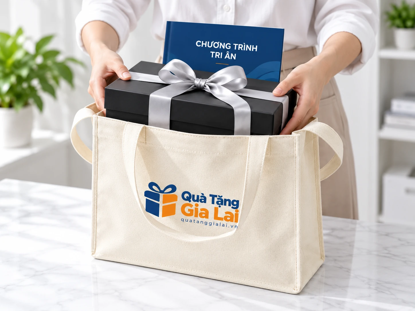 Hai tay giữ hai bên hộp để lấy ra khỏi túi, có tài liệu đi kèm