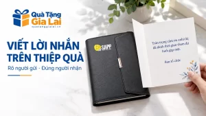 Thiệp cảm ơn người tham dự đặt cùng sổ trong cảnh mở bài