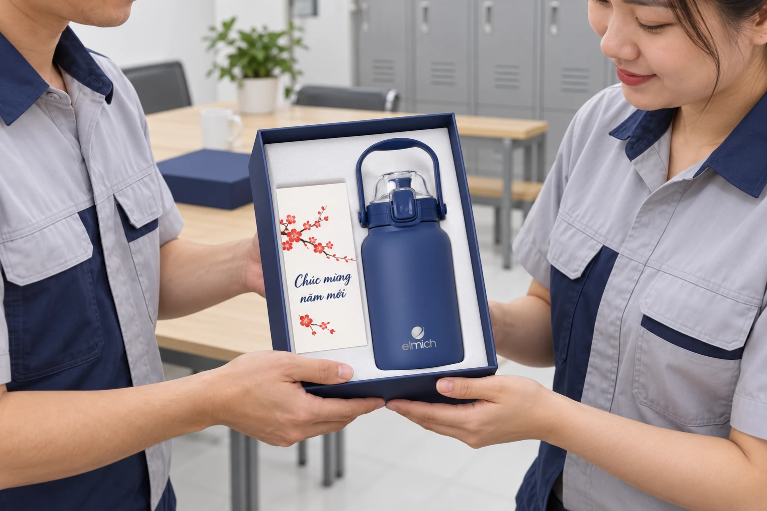 Hai đồng nghiệp trao hộp bình và thiệp tại phòng nghỉ ở điểm làm việc