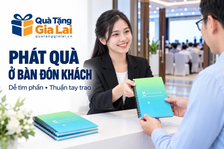 Nhân viên trao sổ bìa xanh chuyển màu cho khách ở bàn đón