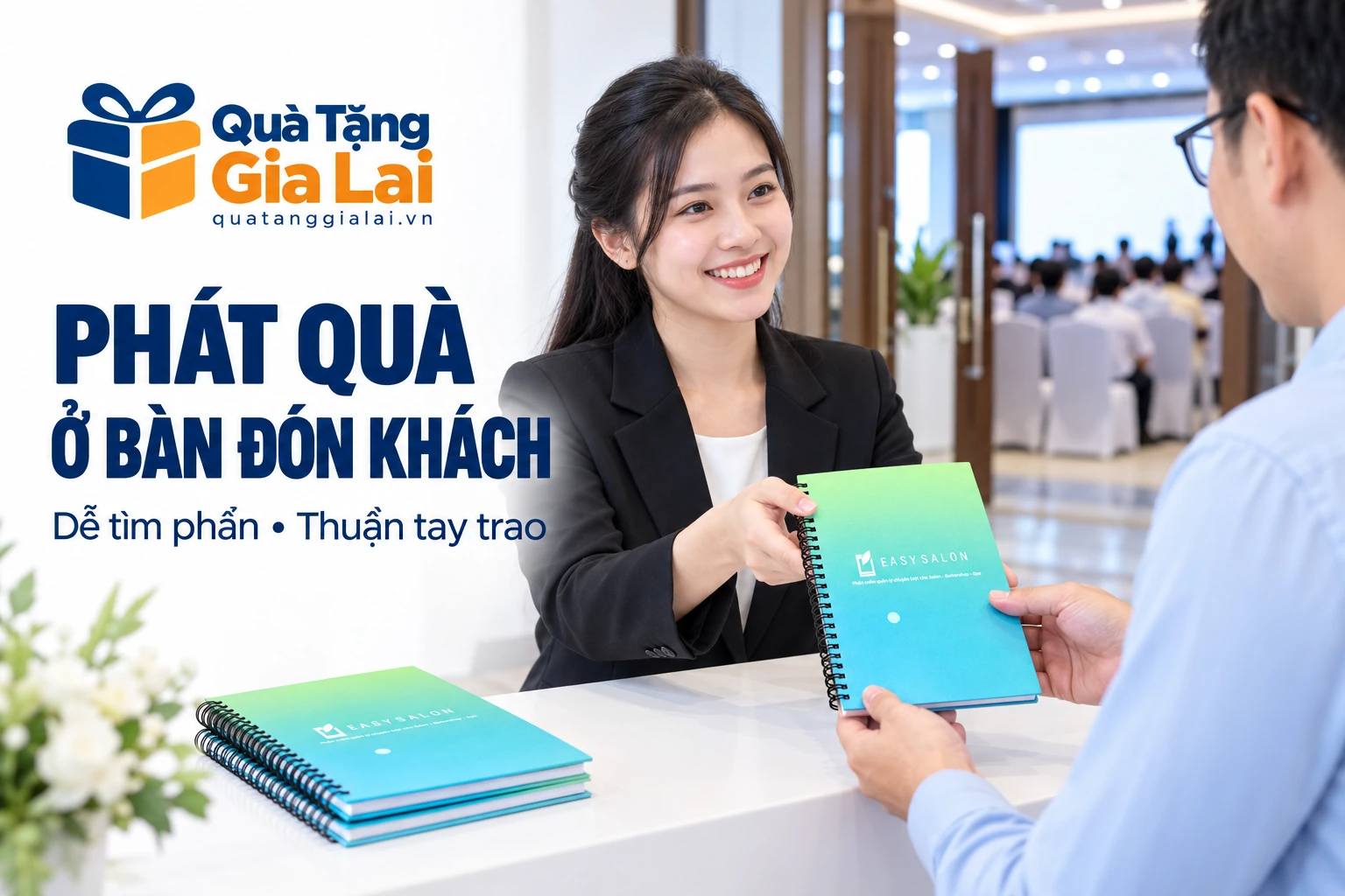 Nhân viên trao sổ bìa xanh chuyển màu cho khách ở bàn đón