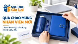 Tay lấy sổ xanh khỏi hộp quà cạnh lời chào người mới