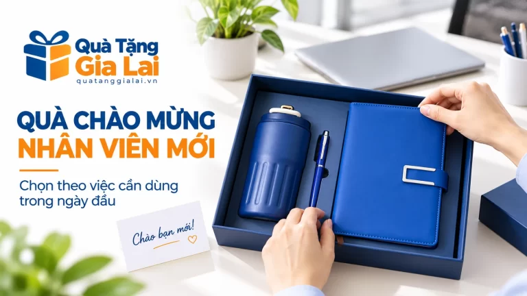 Tay lấy sổ xanh khỏi hộp quà cạnh lời chào người mới