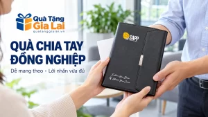 Cảnh trao một cuốn sổ và phong bì lời gửi khi chia tay đồng nghiệp