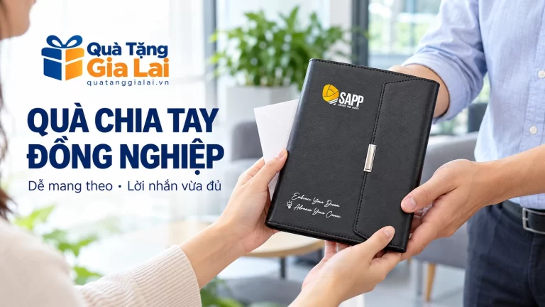 Cảnh trao một cuốn sổ và phong bì lời gửi khi chia tay đồng nghiệp
