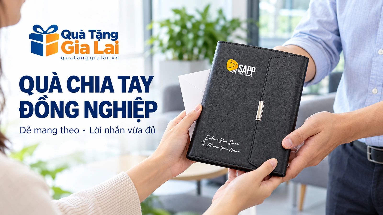 Cảnh trao một cuốn sổ và phong bì lời gửi khi chia tay đồng nghiệp