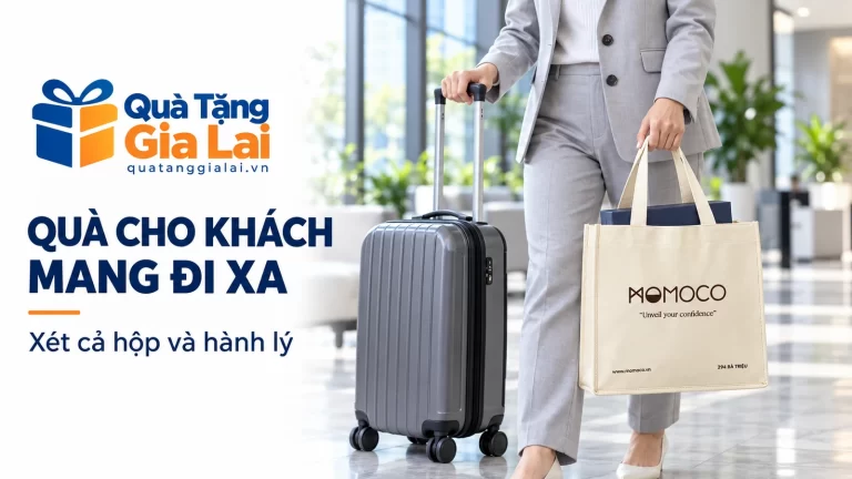 Khách vừa kéo vali vừa cầm túi MOMOCO chứa một hộp quà