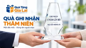 Cảnh trao biểu trưng có tên Nguyễn Minh An và mốc 5 năm gắn bó