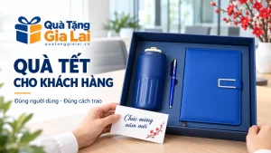 Bộ quà xanh ba món cùng thiệp chúc mừng năm mới tại bàn gặp khách