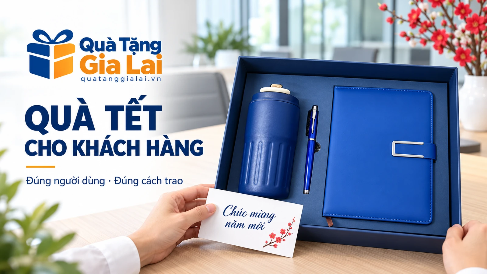 Bộ quà xanh ba món cùng thiệp chúc mừng năm mới tại bàn gặp khách