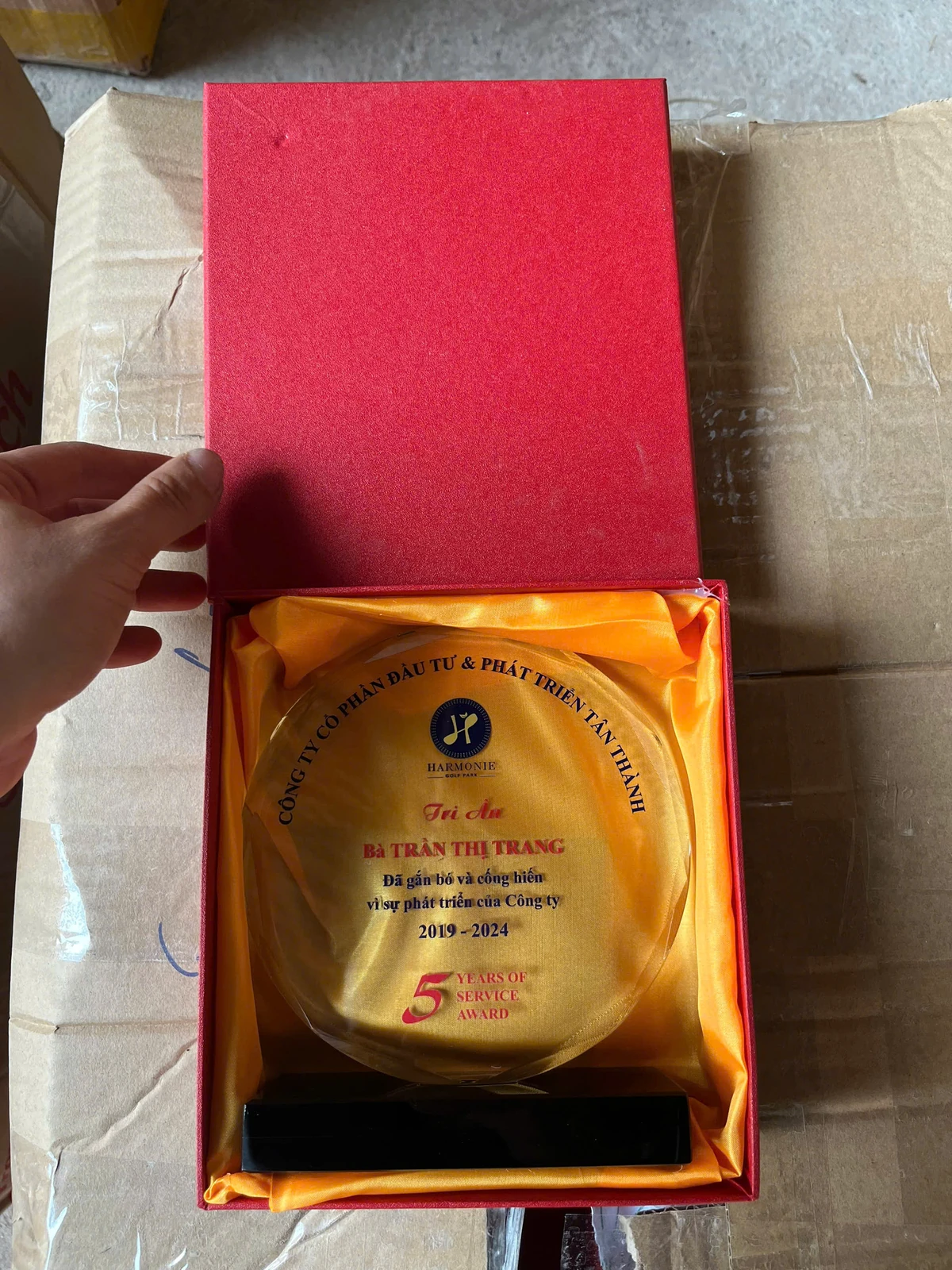 Ảnh nguồn biểu trưng tròn có tên người, lời tri ân và dòng 5 Years of Service Award