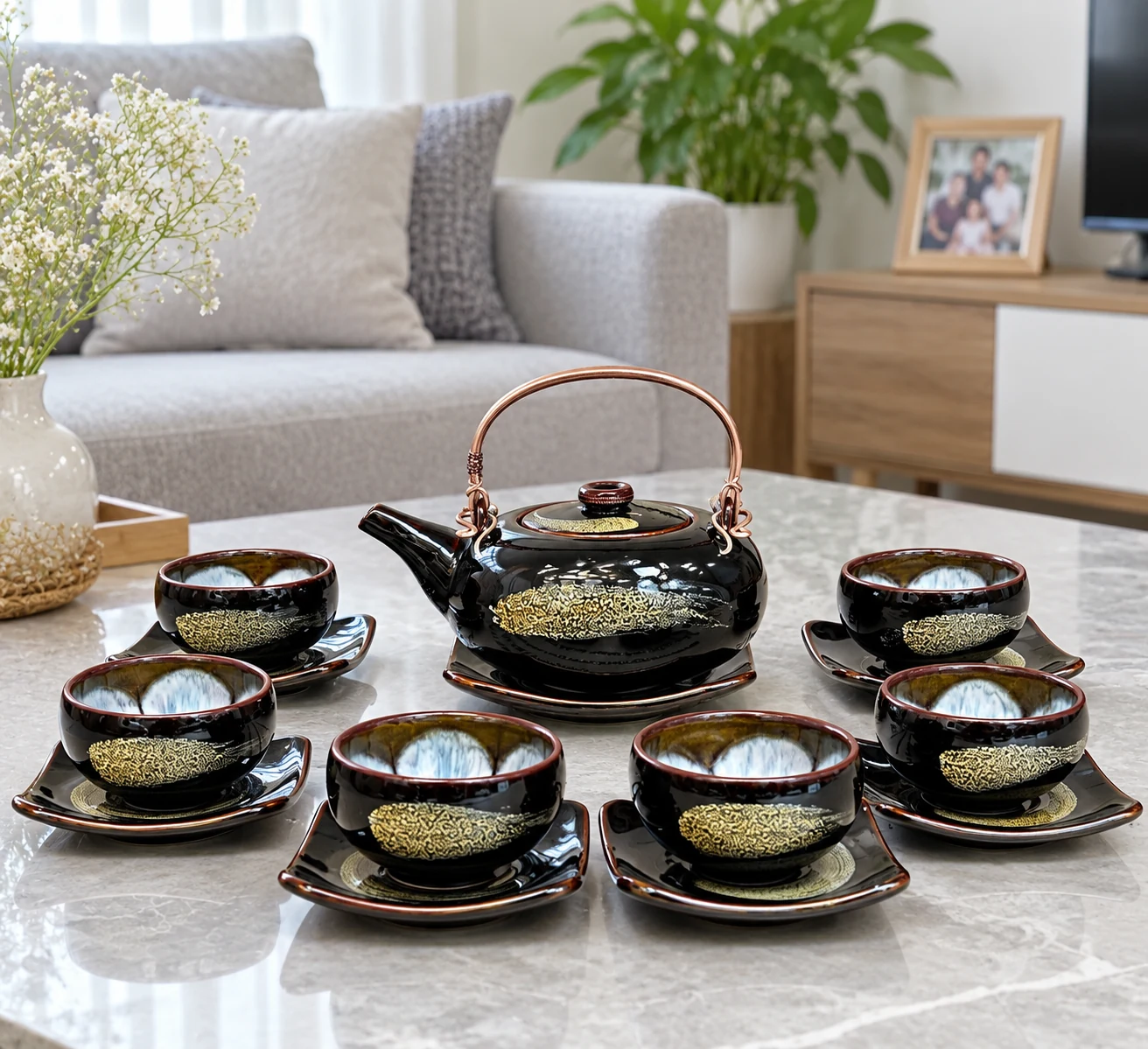 Cảnh tái dựng bộ trà đen với một ấm và sáu chén đĩa trên bàn phòng khách