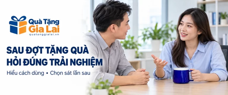Hai đồng nghiệp trò chuyện bên cốc cobalt trên bàn