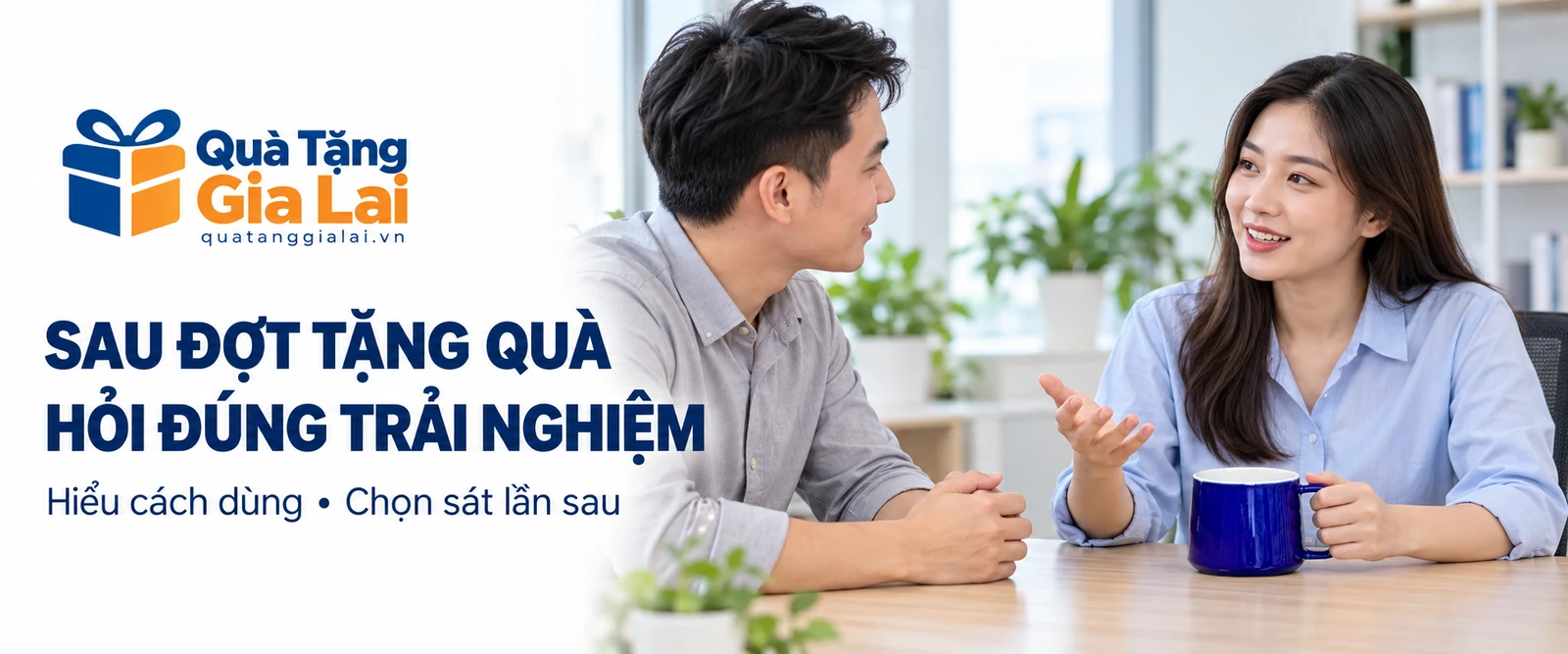Hai đồng nghiệp trò chuyện bên cốc cobalt trên bàn