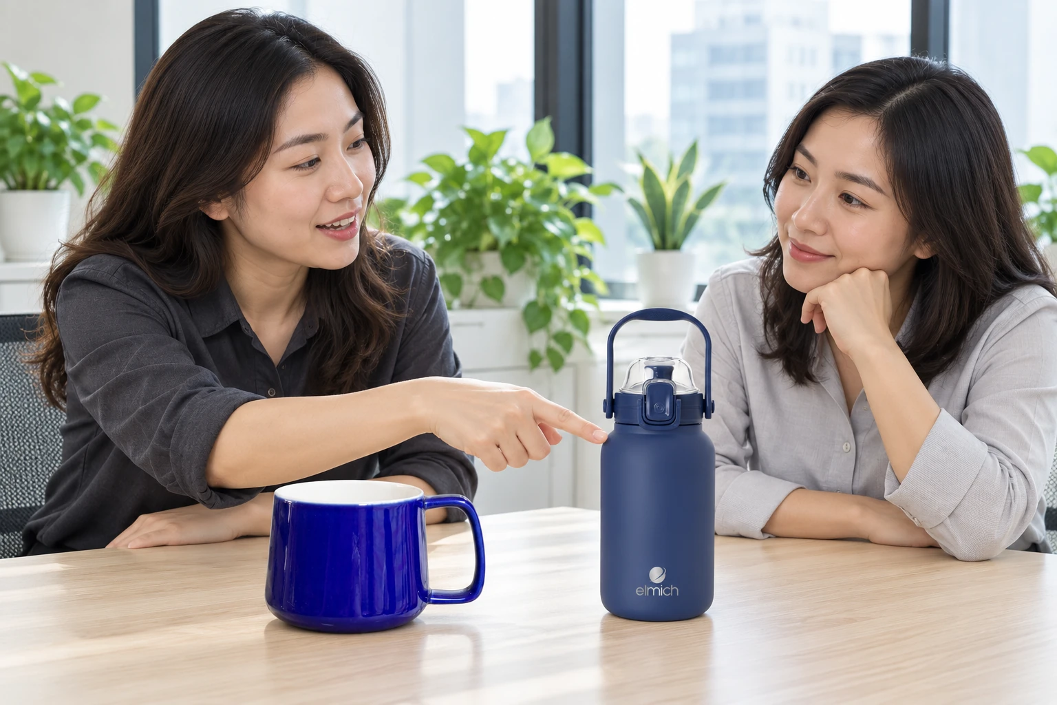 Đồng nghiệp chỉ về bình Elmich, cạnh một cốc cobalt đặt riêng