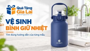Bình Elmich xanh đặt cạnh khăn sạch trước khi vệ sinh