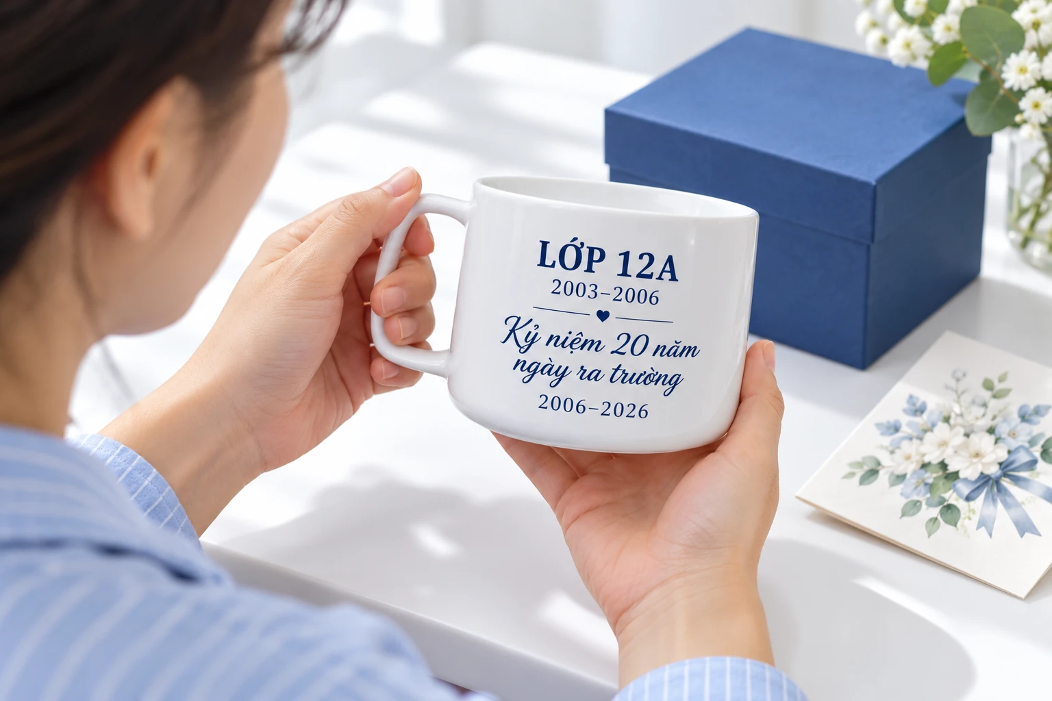 Cảnh minh họa người cầm cốc họp lớp để xem các dòng chữ và mốc năm