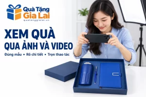 Người chụp giữ điện thoại ngang để lấy toàn bộ hộp sổ bình bút