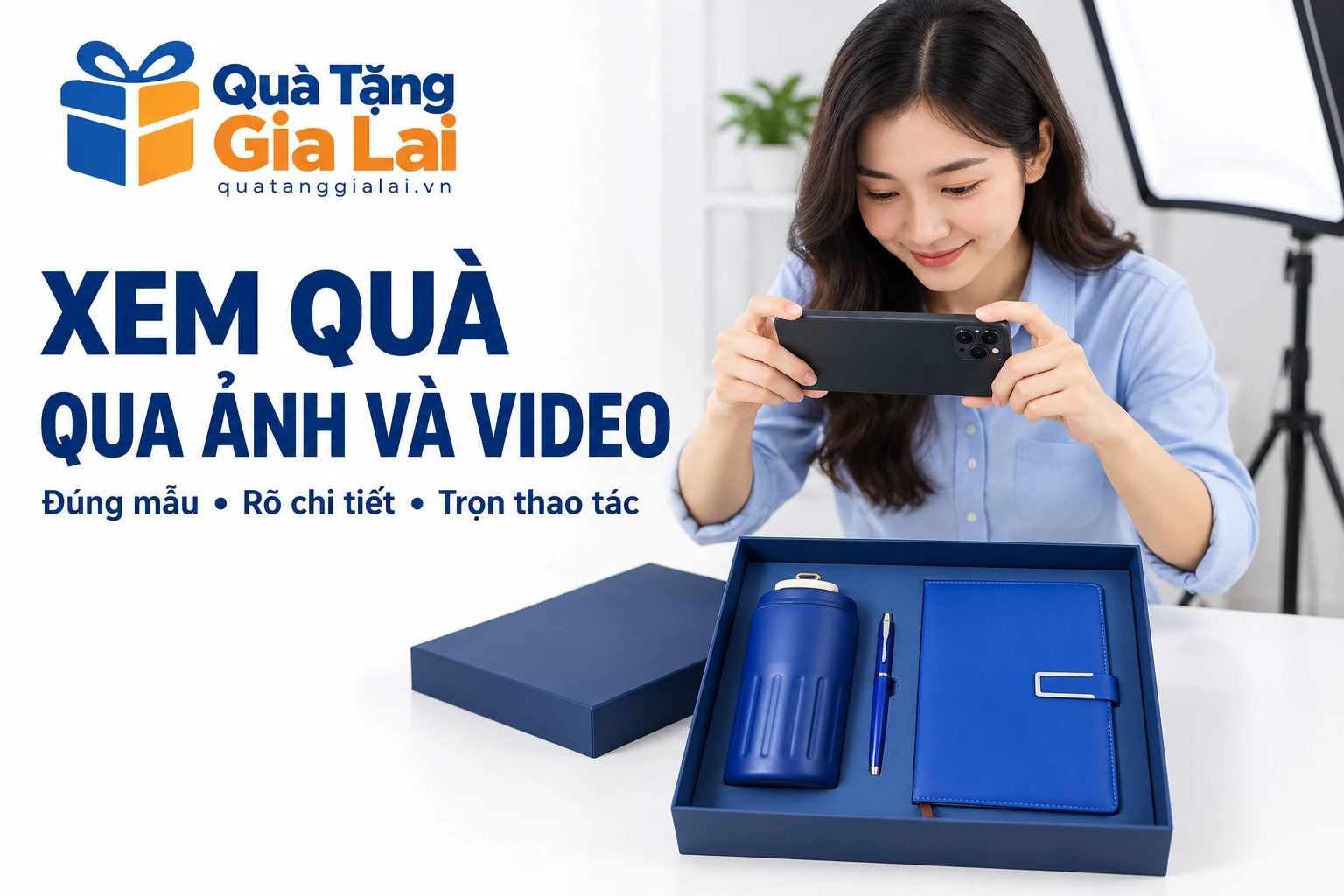 Người chụp giữ điện thoại ngang để lấy toàn bộ hộp sổ bình bút
