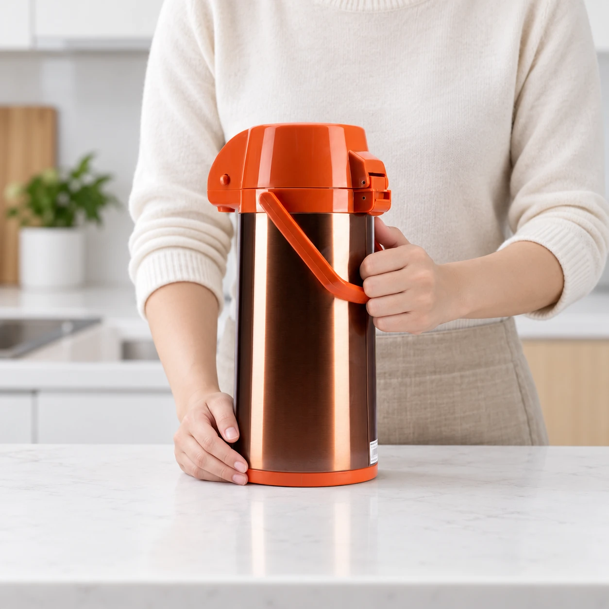 Người lớn giữ quai và đỡ chân phích trên bàn bếp