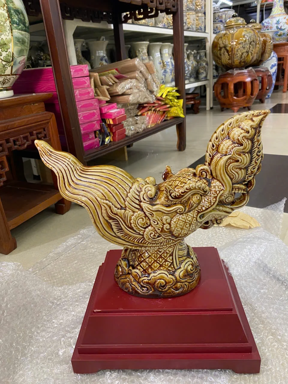 Tượng rồng bay S3 với họa tiết nổi và đế nâu đỏ